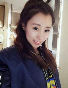 娱乐吃瓜女艺人官宣微博,吃瓜女艺人官宣微博，神秘男友身份引热议”