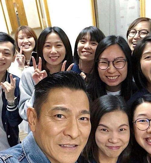 在娱乐圈吃瓜演戏